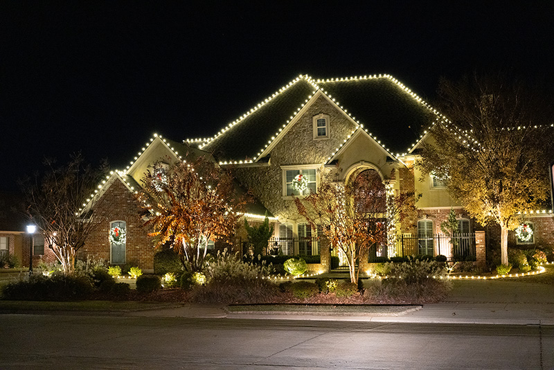 Commercial building decorated with professional holiday lighting installation